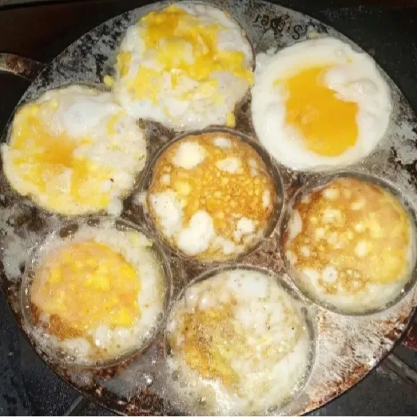 Goreng telur ayam dalam cetakan kue lumpur yang diberi sedikit minyak. Bisa juga seperti cara biasa yaitu rebus telur hingga matang kemudian goreng hingga berkulit.