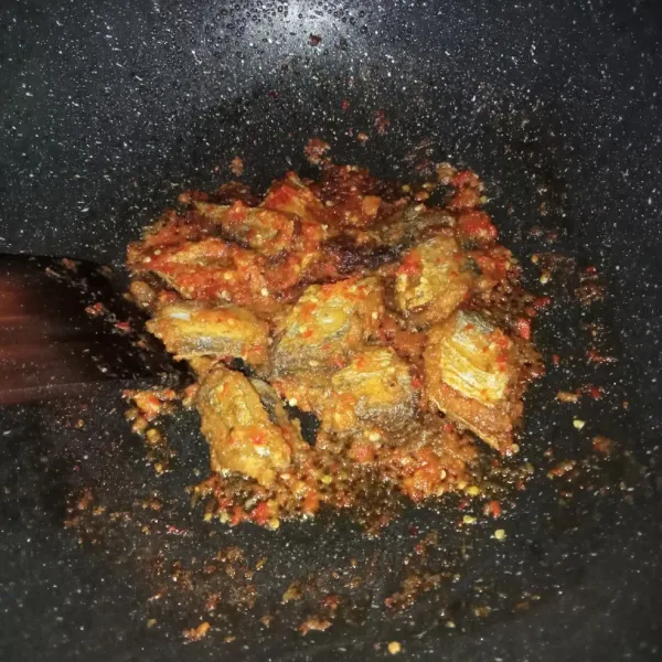 Masak sampai ikan meresap, cicipi rasanya dan jika sudah pas siap untuk disajikan.