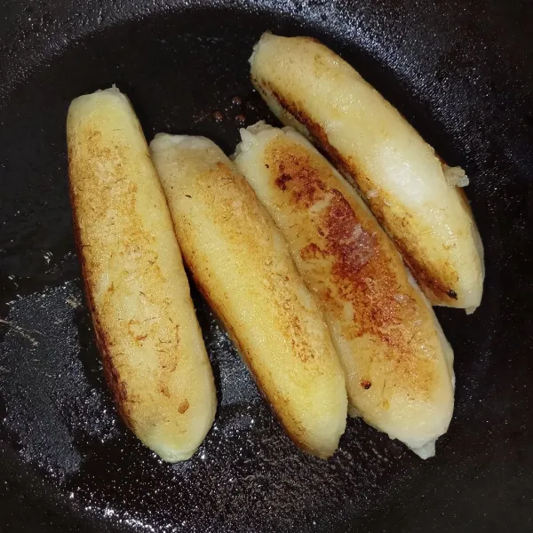 Bolak balik pisang, hingga pinggiran pisang matang merata, kecokelatan.