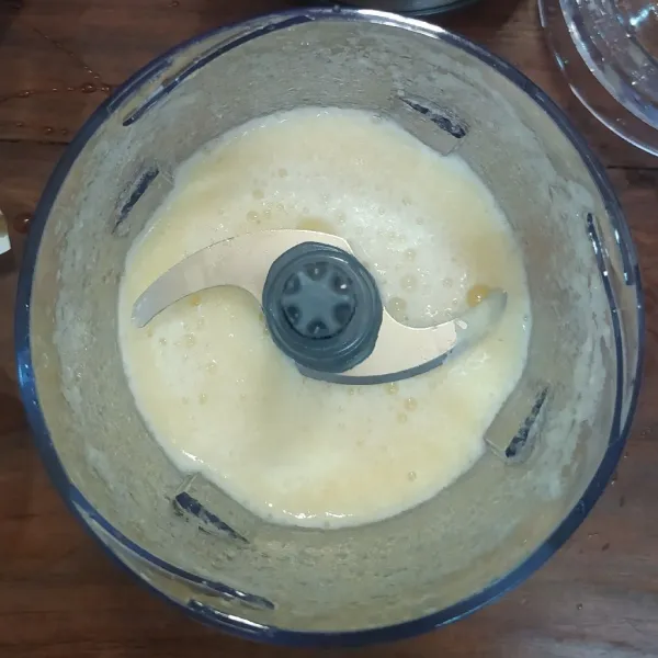 Kupas nanas lalu cuci dengan air garam.
Potong-potong nanas, masukkan ke dalam blender bersama air lalu proses hingga halus.