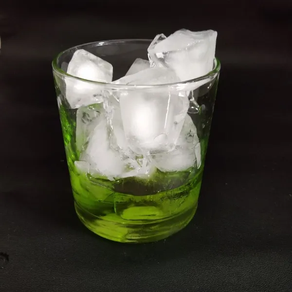 Tuang es batu ke dalam gelas