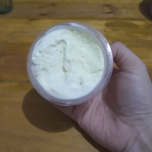Masukkan kembali dalam frezzer. 
Hasilnya tekstur es krim lembut dan manisnya pas.