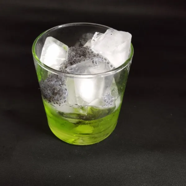 Tambahkan biji selasih yang telah mekar