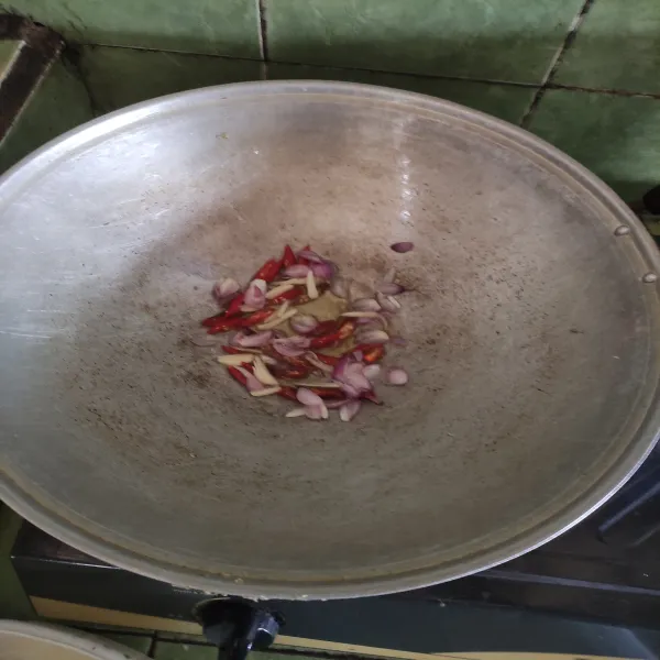 Tumis bawang merah, bawang putih dan cabai merah kriting hingga harum.