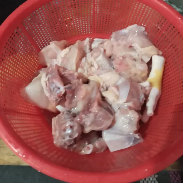 Potong kecil ayam lalu cuci dan kucuri dengan air perasan jeruk nipis serta sedikit garam, aduk-aduk hingga merata.