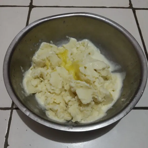 Selanjutnya kerok adonan es krim, tambahkan sp cair.