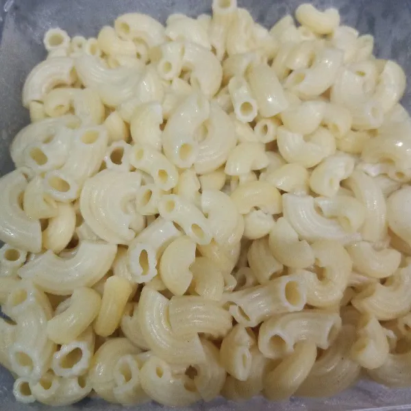 Rebus macaroni (tambahkan 1 sdm minyak, supaya tidak lengket saat matang) sampai empuk (±15 menit). Tiriskan