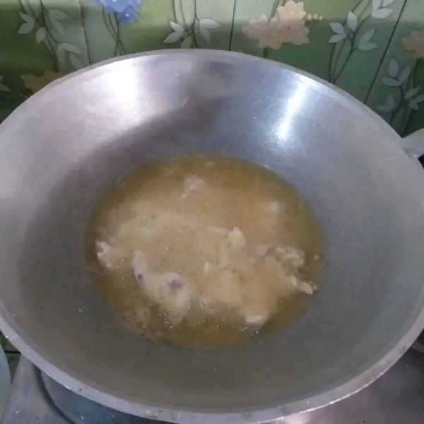 Panaskan minyak goreng ayam hingga matang angkat tiriskan.