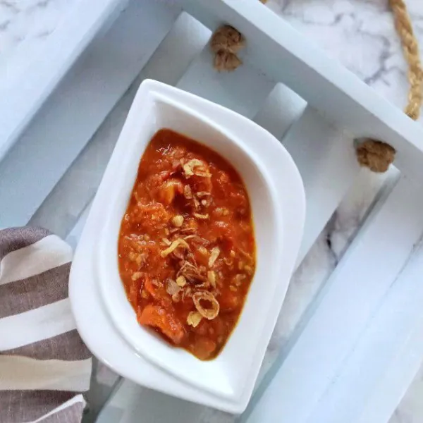 Letakkan sambal di dalam mangkuk kemudian beri taburan bawang merah goreng. Sambal Tomat siap disajikan.