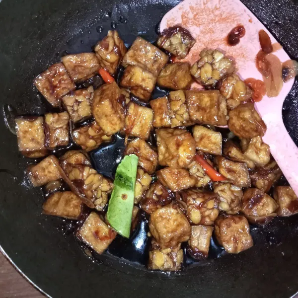 Jika air mulai berkurang matikan api. Sambal Goreng Nyemek siap disajikan.