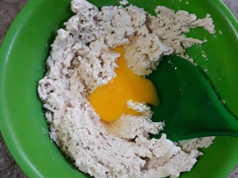 Masukkan telur ke dalam tahu.