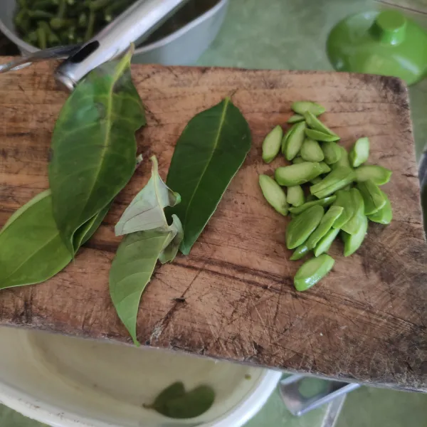 Siapkan daun salam dan petai