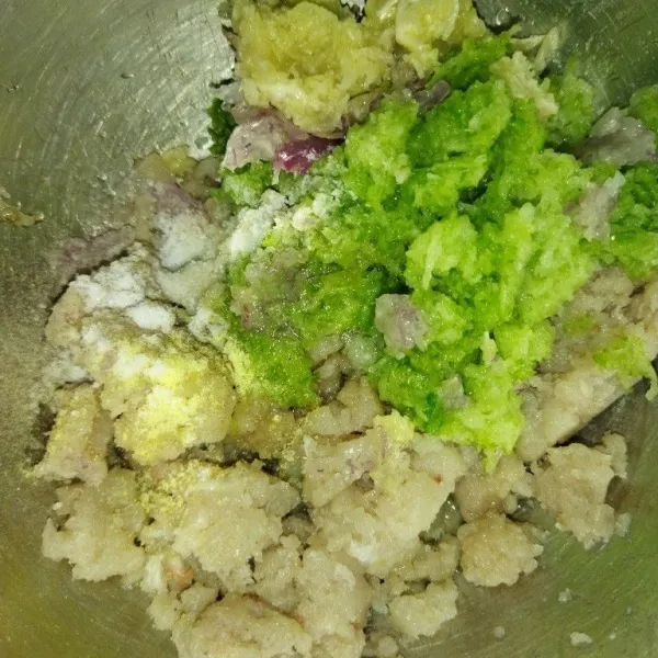 Siapkan daging ikan kakap giling, tambahkan labu siam yang sudah diparut, bawang putih, bawang merah, garam lada bubuk, kaldu bubuk dan gula pasir, aduk rata.