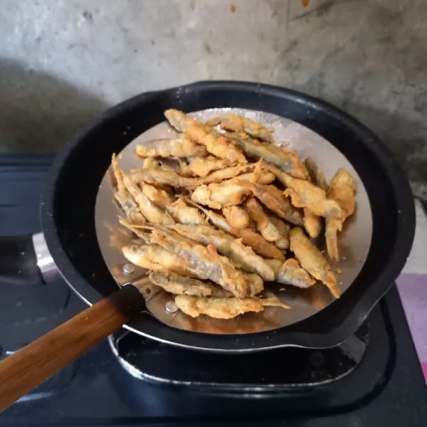 Angkat ikan wader goreng dan tiriskan. 
Ikan wader crispy siap dinikmati.