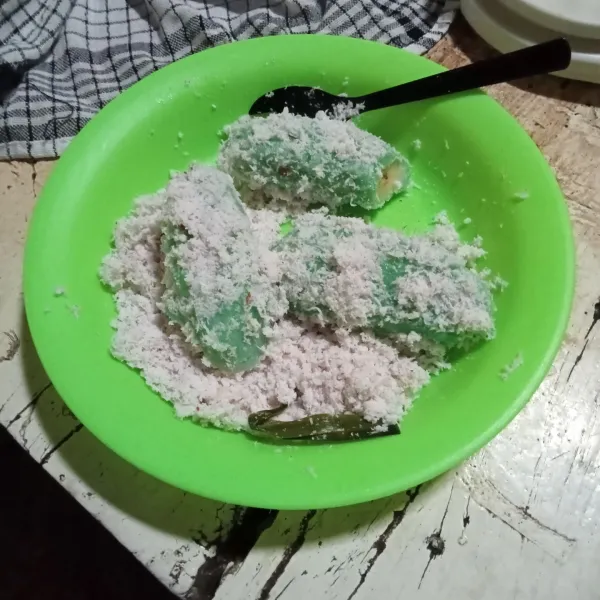 Gulingkan pisang ke dalam parutan kelapa. 
Potong sesuai selera. 
Siram dengan saus gula merah.