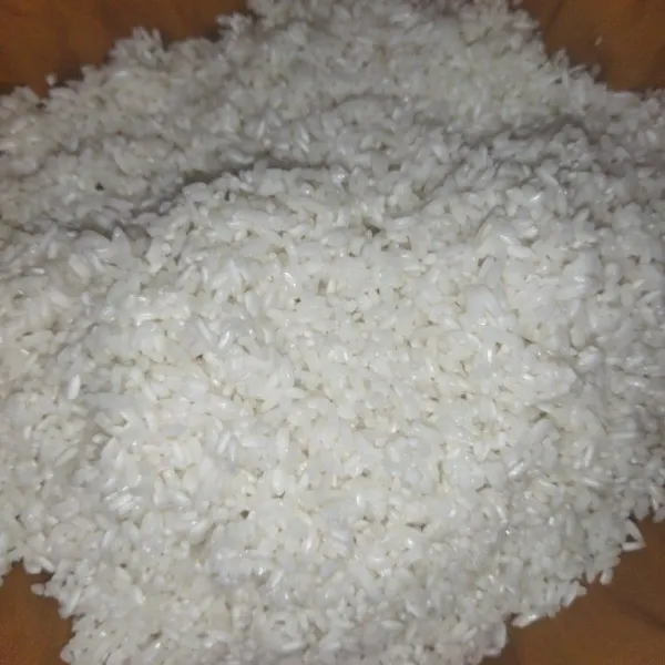 Cuci bersih beras ketan yang sudah direndam, lalu kukus selama 30 menit.