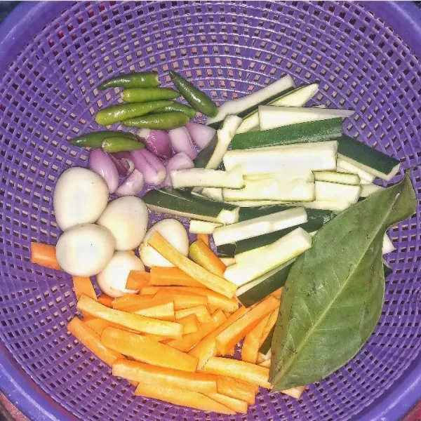 Siapkan bahan lainnnya, potong wortel dan zuccini atau timun.