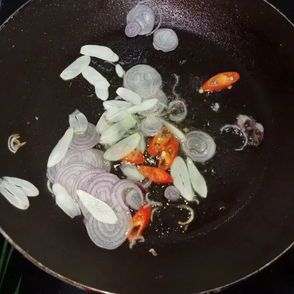 Panaskan minyak kemudian tumis hingga harum bawang merah bawang putih dan cabai merah yang sudah dirajang.