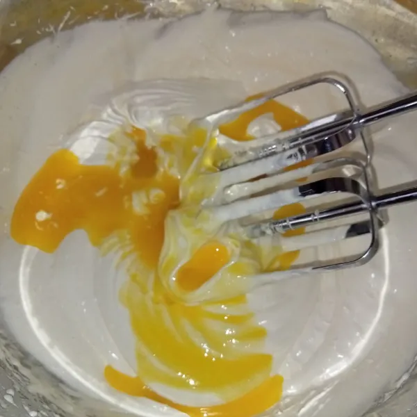 Masukkan butter leleh, mixer kembali adonan. Gunakan kecepatan rendah hingga cukup sampai butter tercampur rata. Matikan mixer.