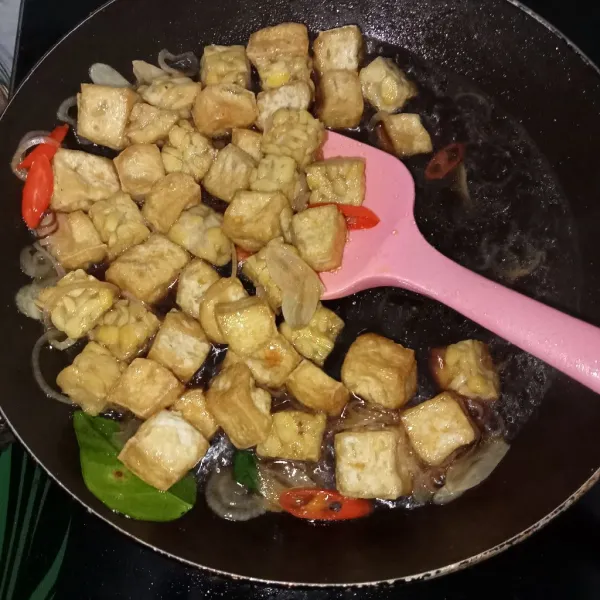 Kemudian masukkan tempe dan tahu biarkan hingga bumbu meresap, aduk rata.