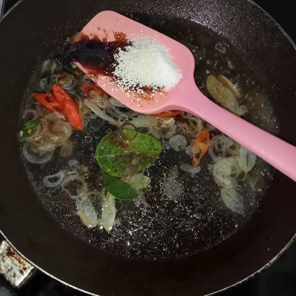 Masukkan air kemudian tambahkan kecap manis gula garam dan kaldu jamur masukkan juga daun jeruk.