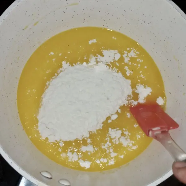 Membuat kulit : masak air dan margarin, tunggu hingga benar-benar mendidih kemudian masukkan campuran tepung terigu