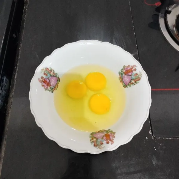 Pecahkan telur ke dalam mangkuk.