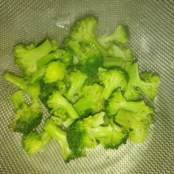 Rendam brokoli dengan air garam selama 10 menit, lalu bilas dan rebus sebentar saja. Kemudian tiriskan.