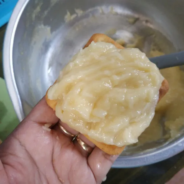 Ambil satu keping gabin dan tambahkan adonan vla secukupnya, kemudian tumpuk dengan gabin lainnya.