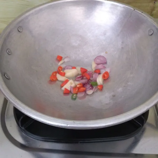 Tumis bumbu hingga aromanya harum.