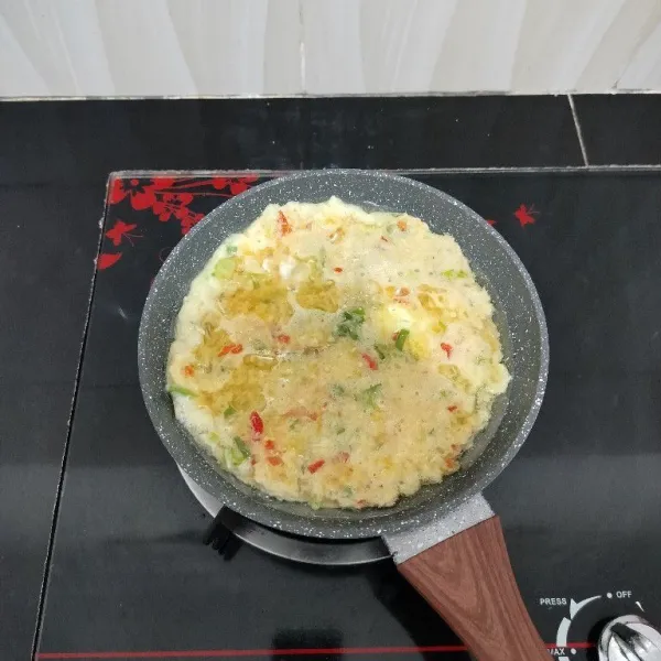 Setelah itu goreng telur dadar dalam minyak panas hingga kedua sisinya matang, lalu angkat.