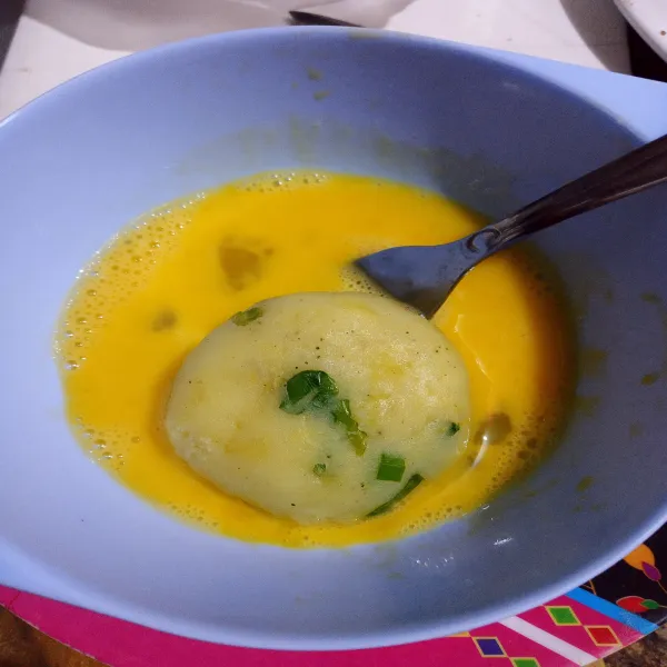 Kocok lepas telur dalam wadah. Masukan perkedel yang akan digoreng ke kocokan telur. Goreng perkedel hingga kecoklatan. Pastikan saat menggoreng, minyak sudah panas, agar tak hancur.