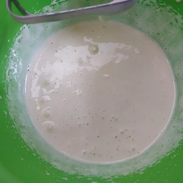 Mixer telur, vanili, dan gula pasir sampai pucat serta mengembang.