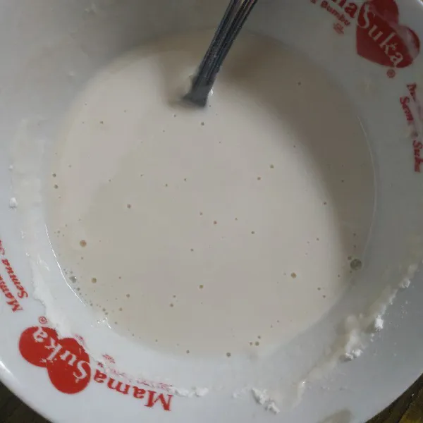Membuat adonan vla : campur tepung terigu dengan 150 ml air, lalu aduk rata dan sisihkan terlebih dahulu.