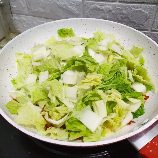 Masukkan sawi putih dan tambahkan semua bumbu.