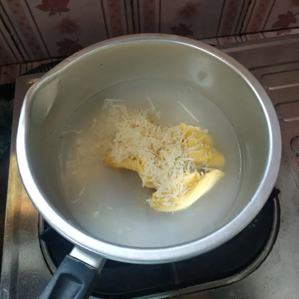 Campur sisa air, susu kental manis, gula, margarin, dan keju parut. Masak dengan api kecil hingga gula larut.