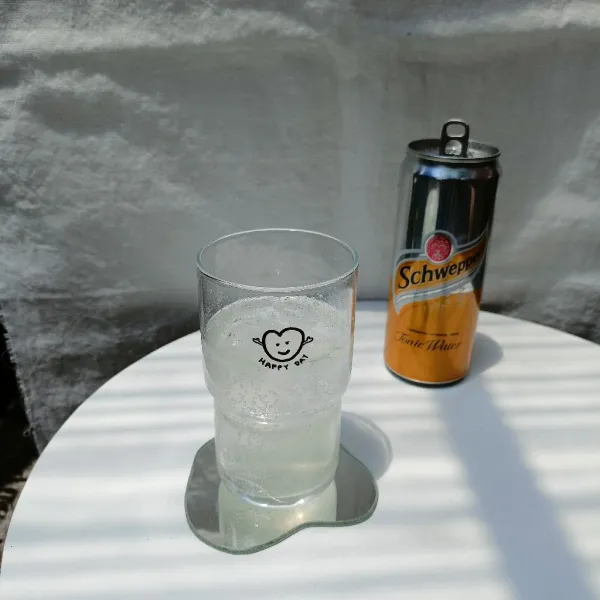 Masukkan air tonik.