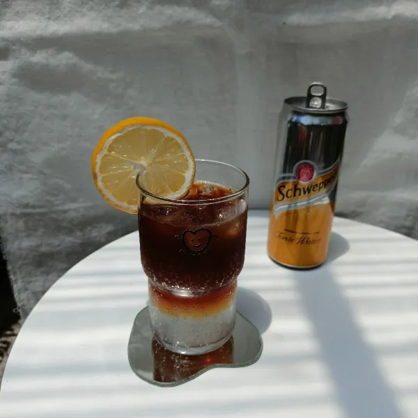 Kemudian beri irisan buah lemon.