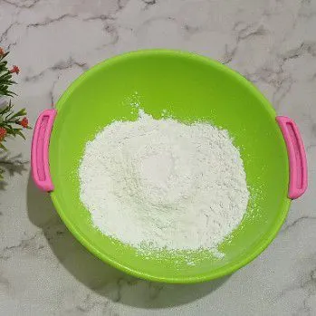 Untuk lapisan putih campur tapioka, tepung beras dan garam.