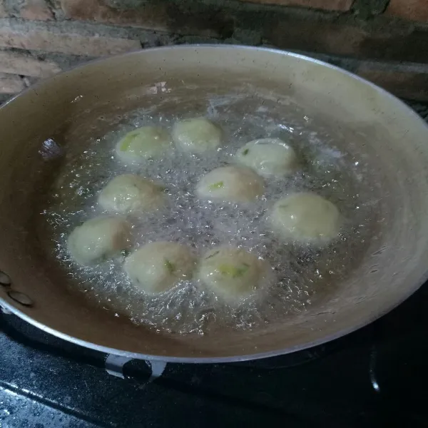 Panaskan minyak yang cukup banyak diatas api sedang. Goreng sampai permukaan kulit pempek kering.