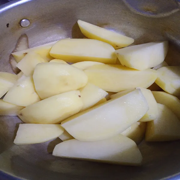 Kupas kentang, lalu cuci bersih, kemudian potong - potong.