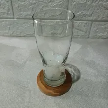 Masukan nata de coco ke dalam gelas.