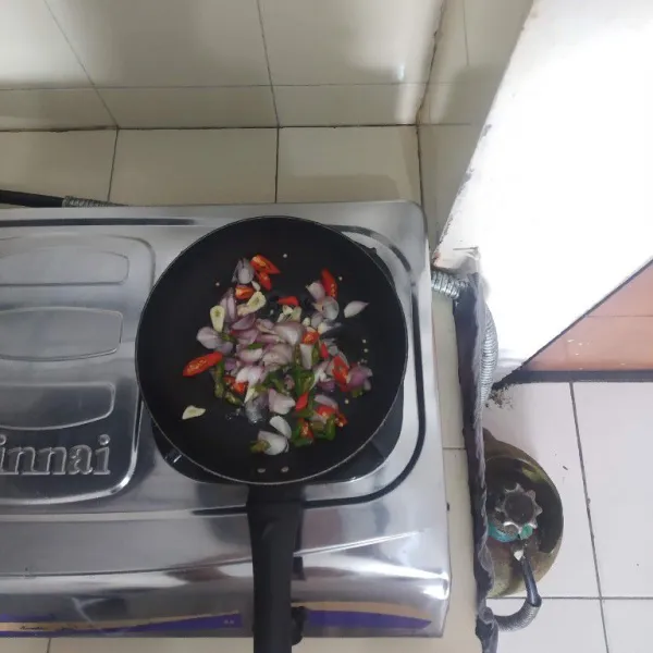 Tuang minyak goreng, tumis bawang merah, bawang putih dan cabai sampai harum.