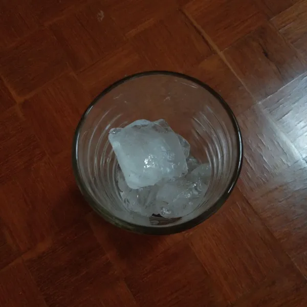 Masukan es batu ke dalam gelas.