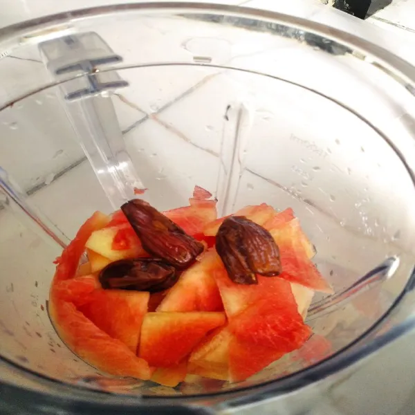 Masukkan potongan kulit semangka dan buah kurma ke dalam blender.