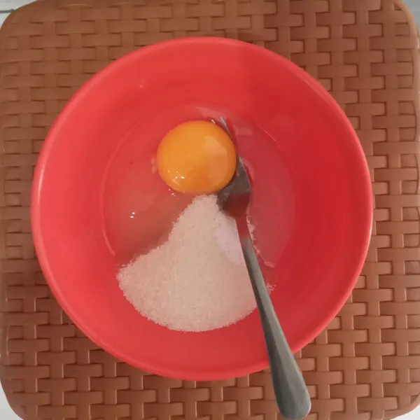 Di mangkuk lain kocok lepas telur, gula, garam dan vanilli hingga gula larut.