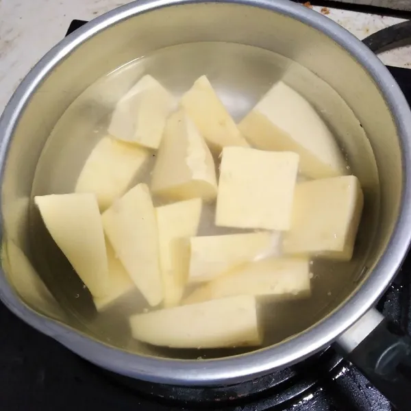 Potong-potong ubi kemudian rebus hingga matang.