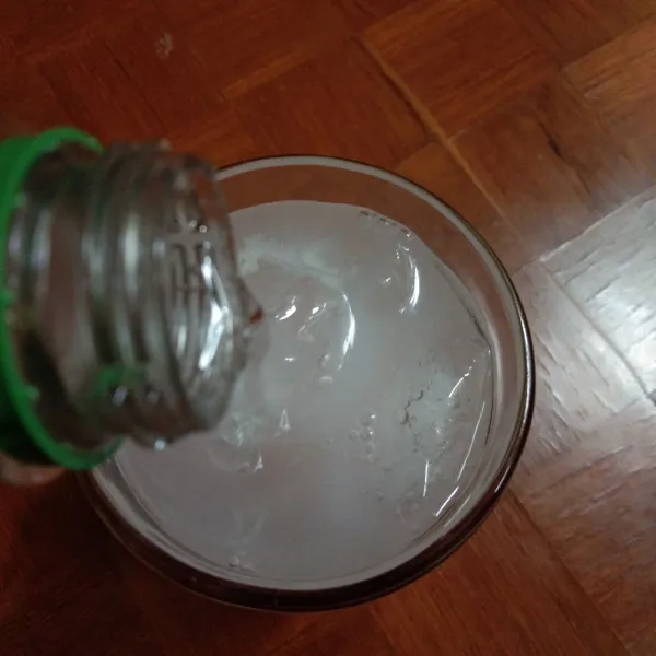 Tuang air soda / minuman soda ke dalam gelas.