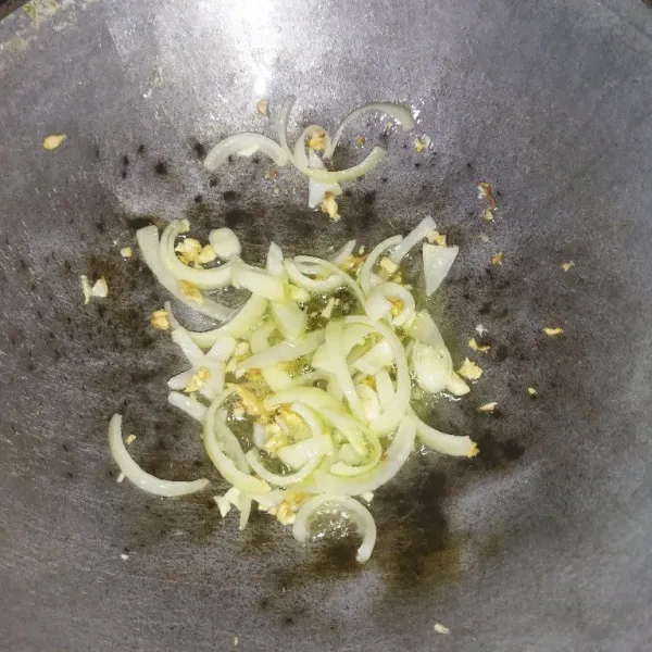 Panaskan sedikit minyak goreng, lalu tumis bawang putih hingga harum. Masukkan bawang bombay dan aduk hingga layu.