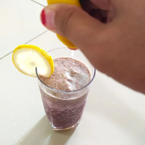 Tuang ke dalam gelas lalu beri perasan air lemon.